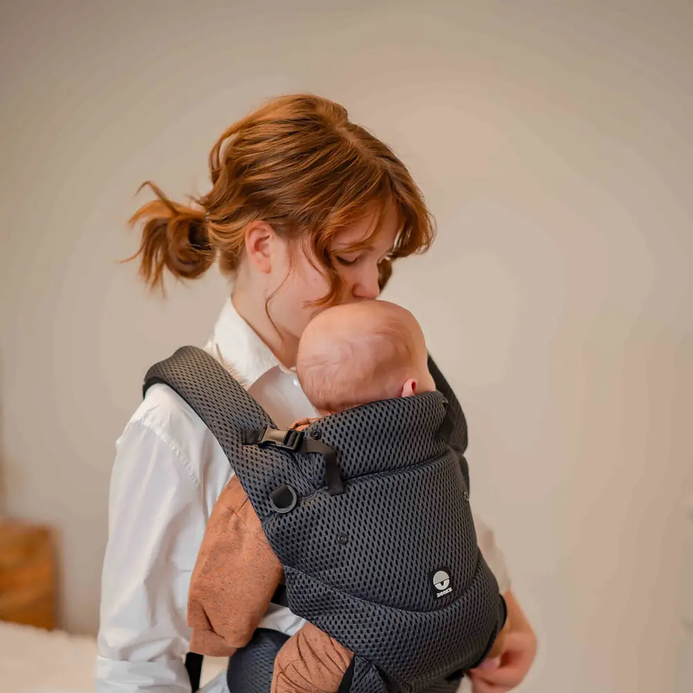 Мама с малышом в эргорюкзаке Dooky Urban Comfort