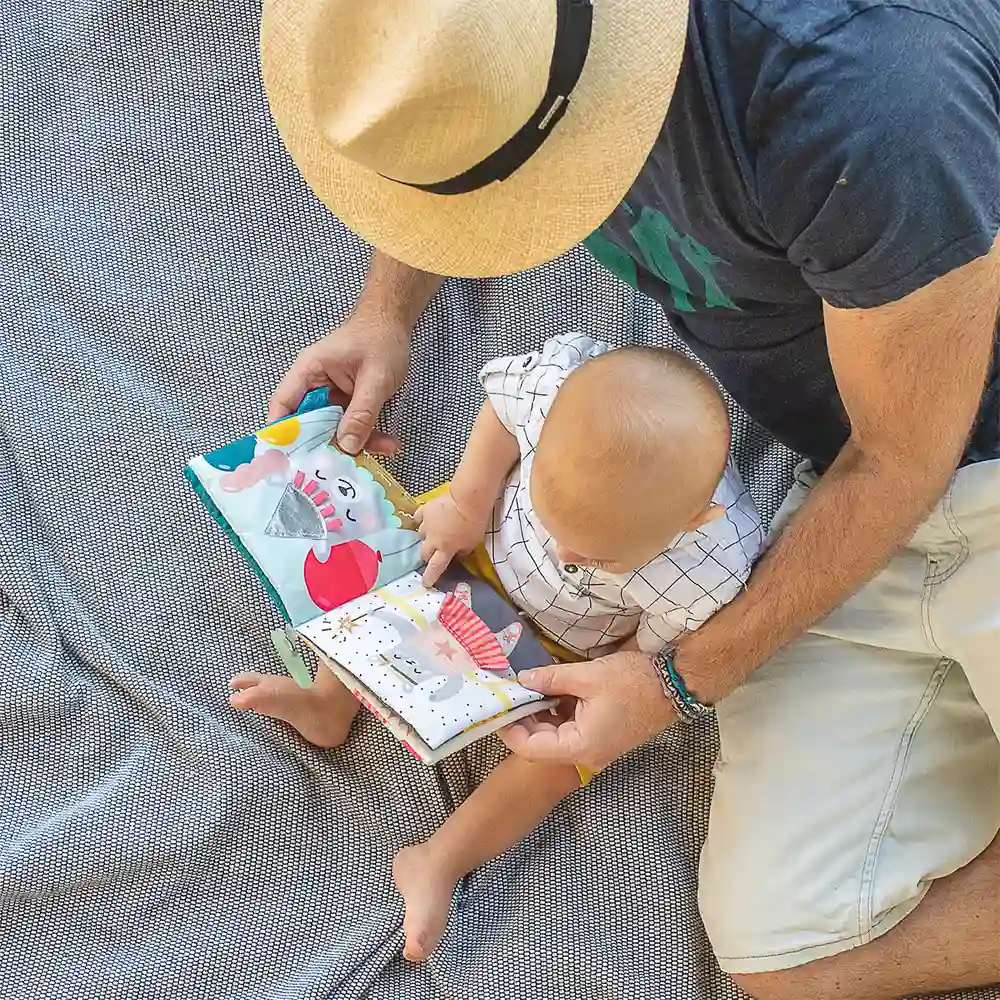 Папа с малышом рассматривают книжку