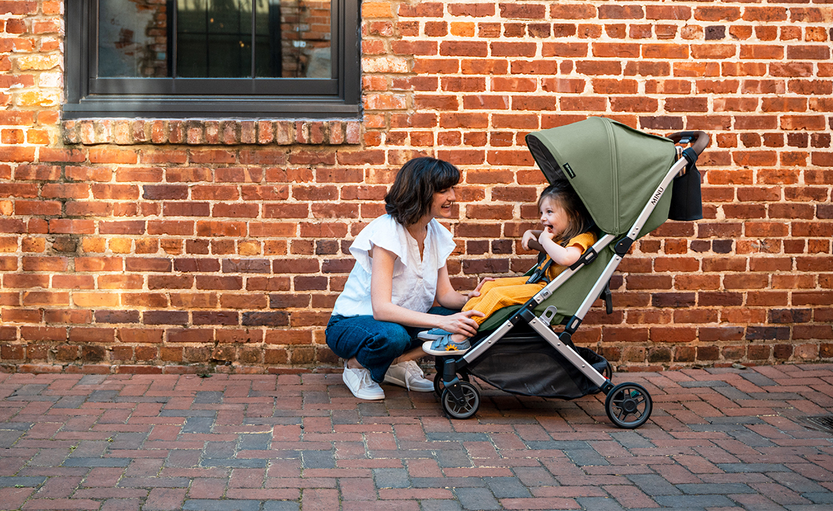 Прогулянкова коляска UPPAbaby Minu V2 на прогулянці