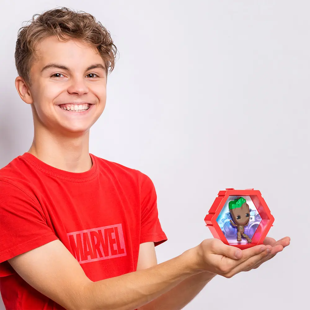 Підліток тримає на долоні блок WOW! PODS 4D