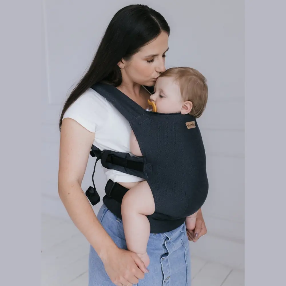 Мама с малышом в переноске Zaffiro BabyFlow Roma, вид сбоку: ножки ребенка в М-позиции