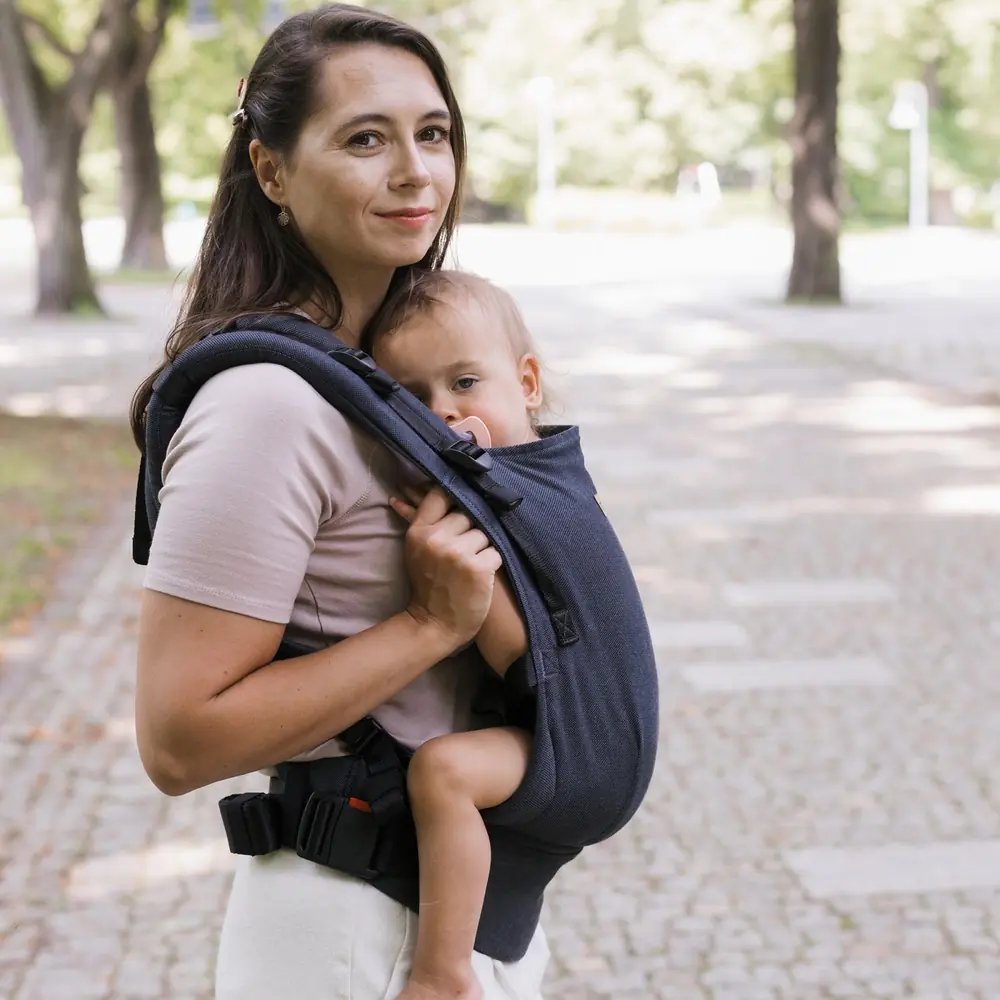 Мама с малышом в переноске Zaffiro BabyGrow Roma, вид сбоку